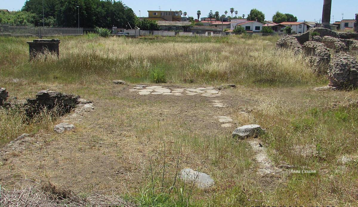 Vandali nel sito archeologico di Liternum: distrutto calidarium delle Terme 