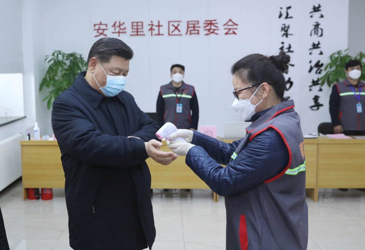 Xi (in mascherina) loda la Cina. Ma il Paese resta in ginocchio