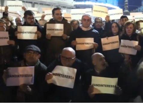 Genova, flash-mob contro le parole di Toscani