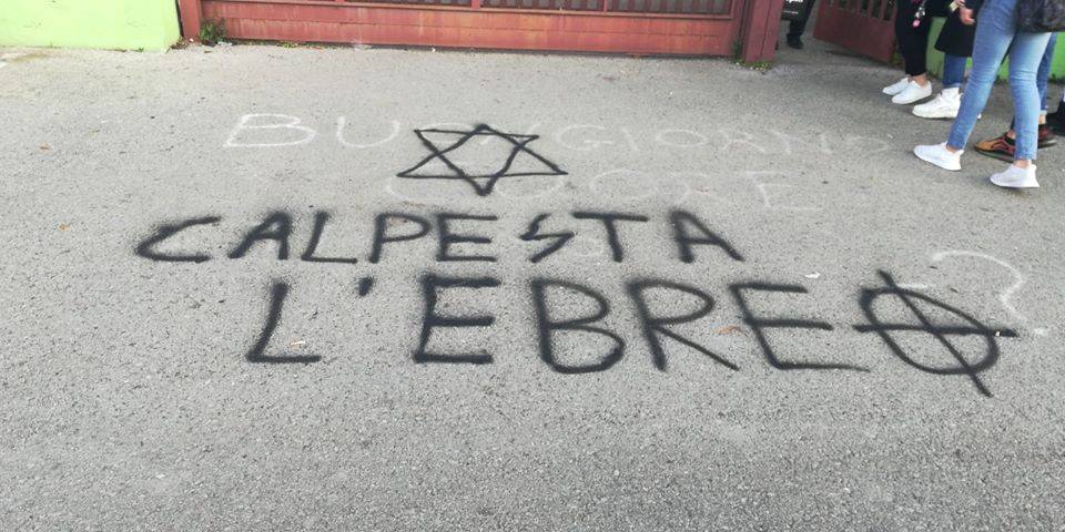 Pomezia, scritte antisemite di fronte all'ingresso del liceo: "Calpesta l'ebreo"