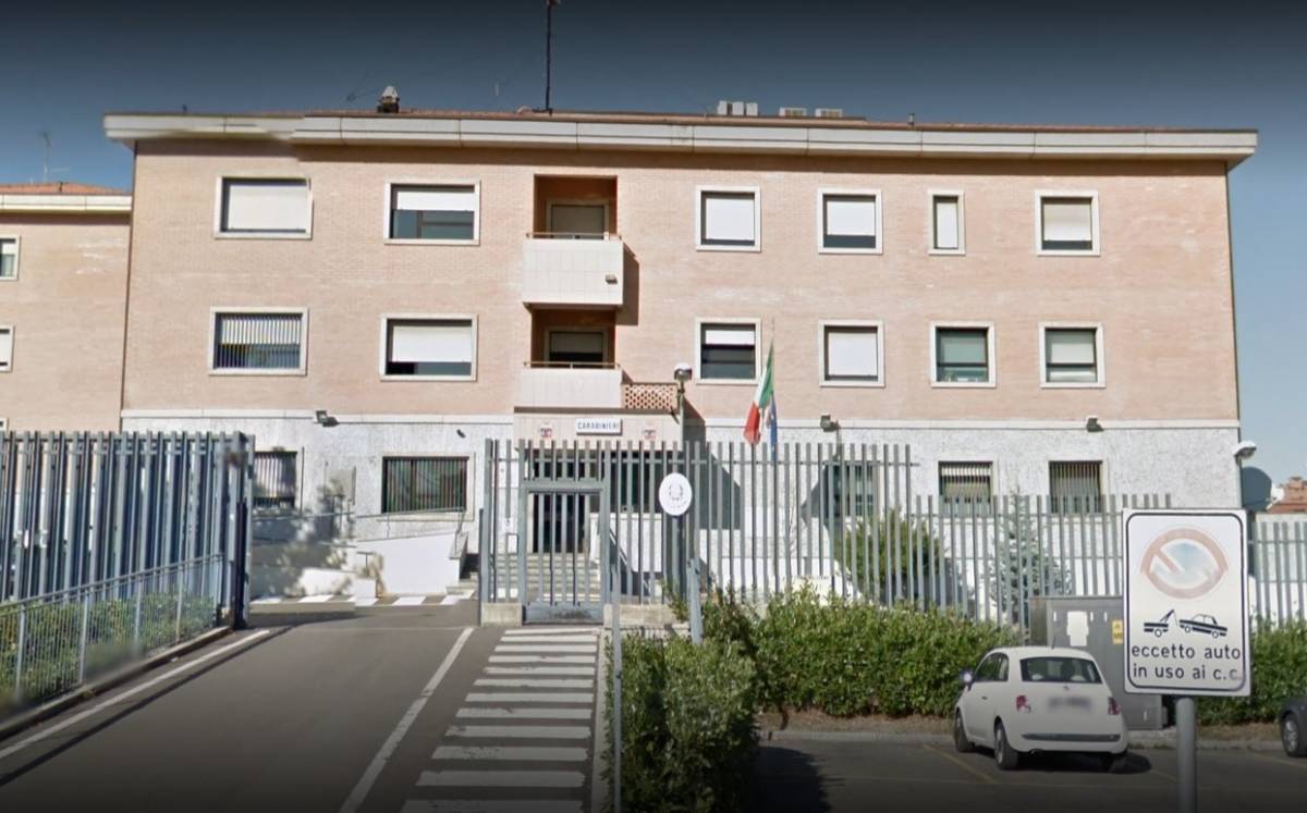 Modena, magrebina sfrattata devasta caserma e ferisce 2 carabinieri