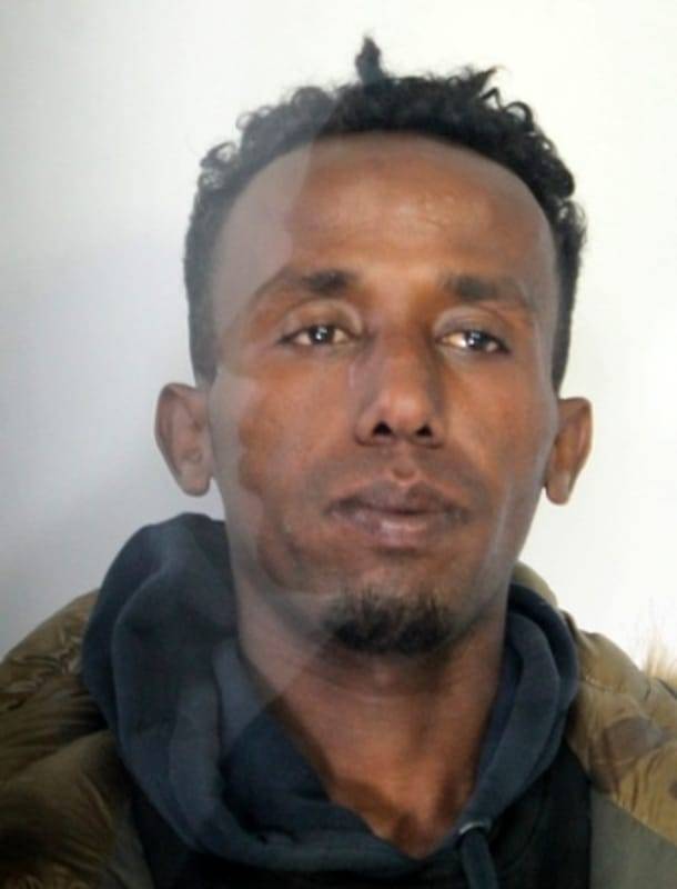 Le minacce del somalo: con la bottiglia di vetro per rapinare un anziano
