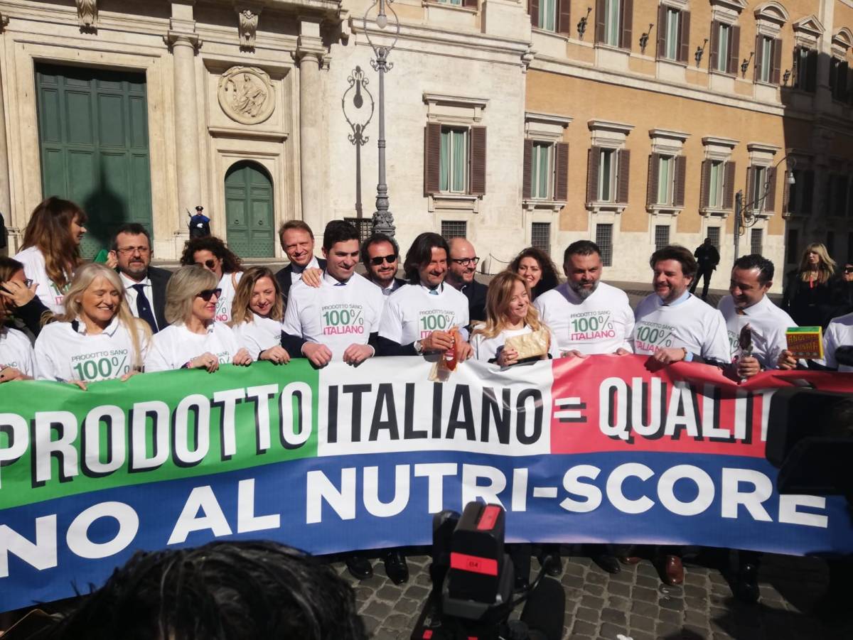 FdI, flash mob alla Camera per dire no al nutri-score che punisce il cibo italiano