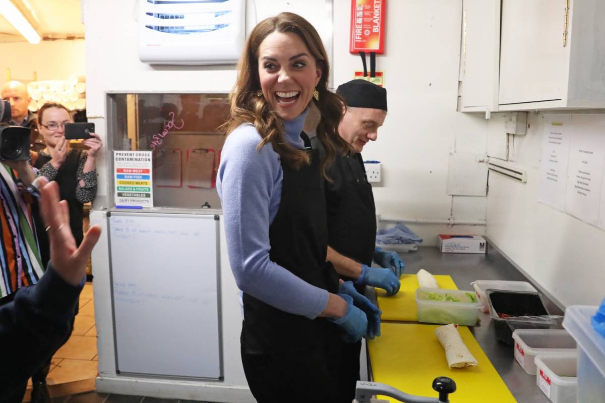 Kate Middleton cucina durante una visita ufficiale