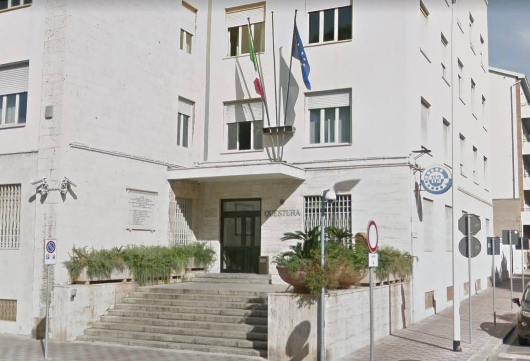 Cagliari, magrebino vuole entrare in casa famiglia e minaccia la moglie