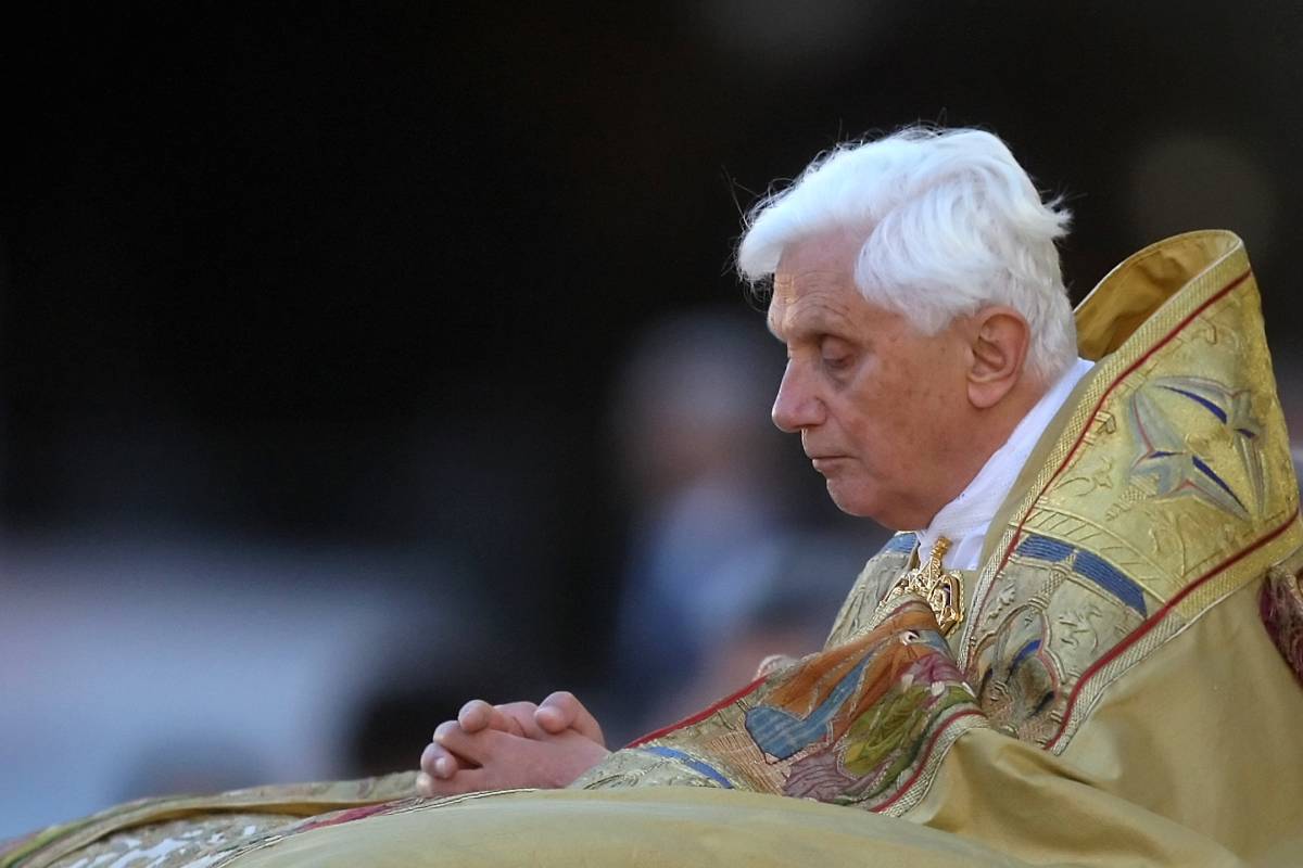 "Infezione al viso, ora parla appena". Le ore più difficili di papa Ratzinger