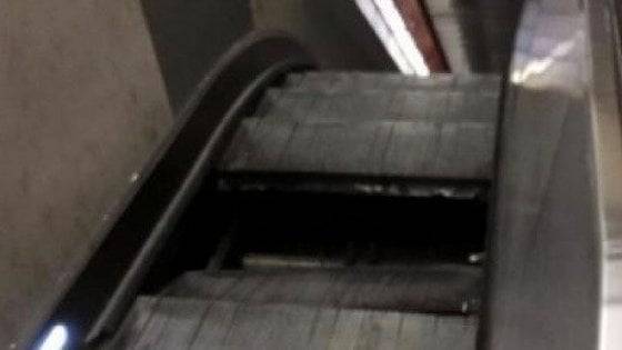Metro Furio Camillo, crolla gradino della scala mobile