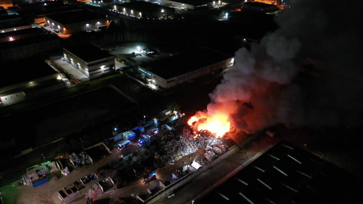 Vasto incendio nella notte in un deposito di rifiuti ad Acerra: fiamme alte e fumo nero