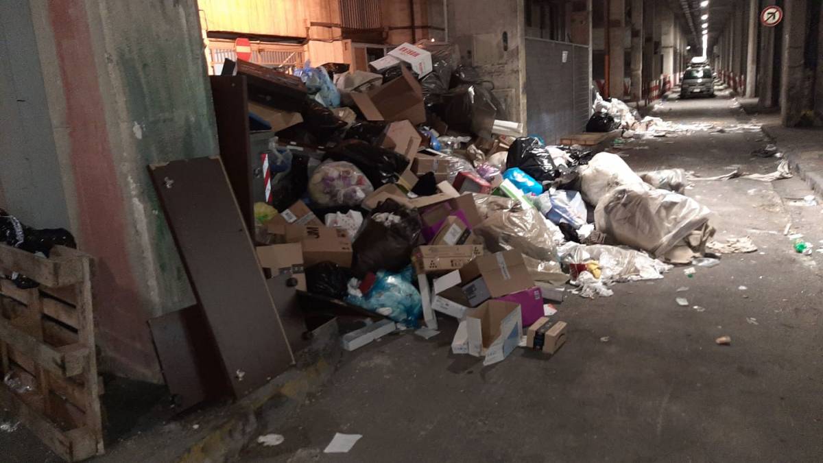  Discariche abusive nei parcheggi sotterranei del Centro direzionale: rifiuti lasciati a marcire