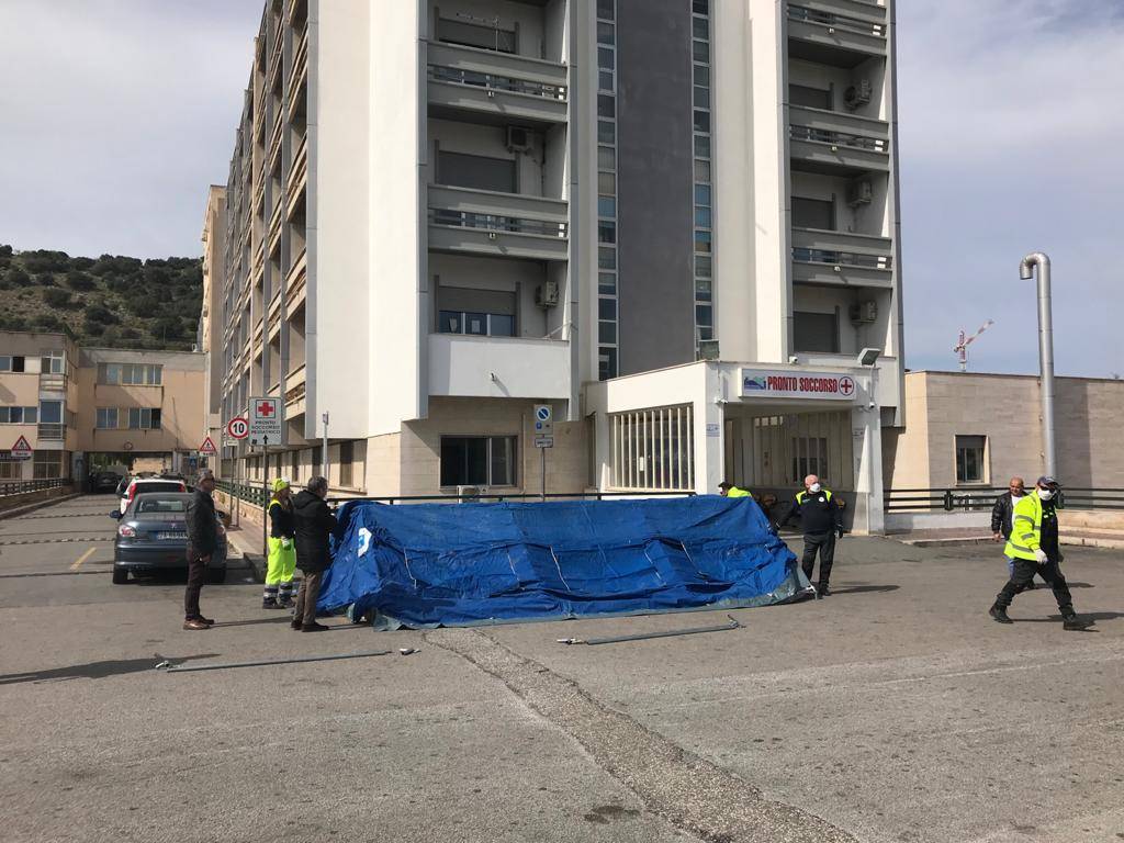 Il montaggio dell'area pre-triage all'ospedale Cervello di Palermo