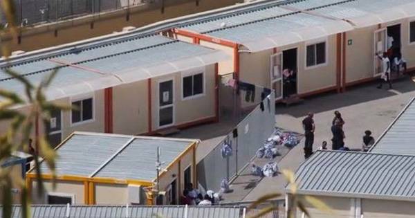 I migranti della Sea Watch messi in quarantena nella caserma delle fughe di massa