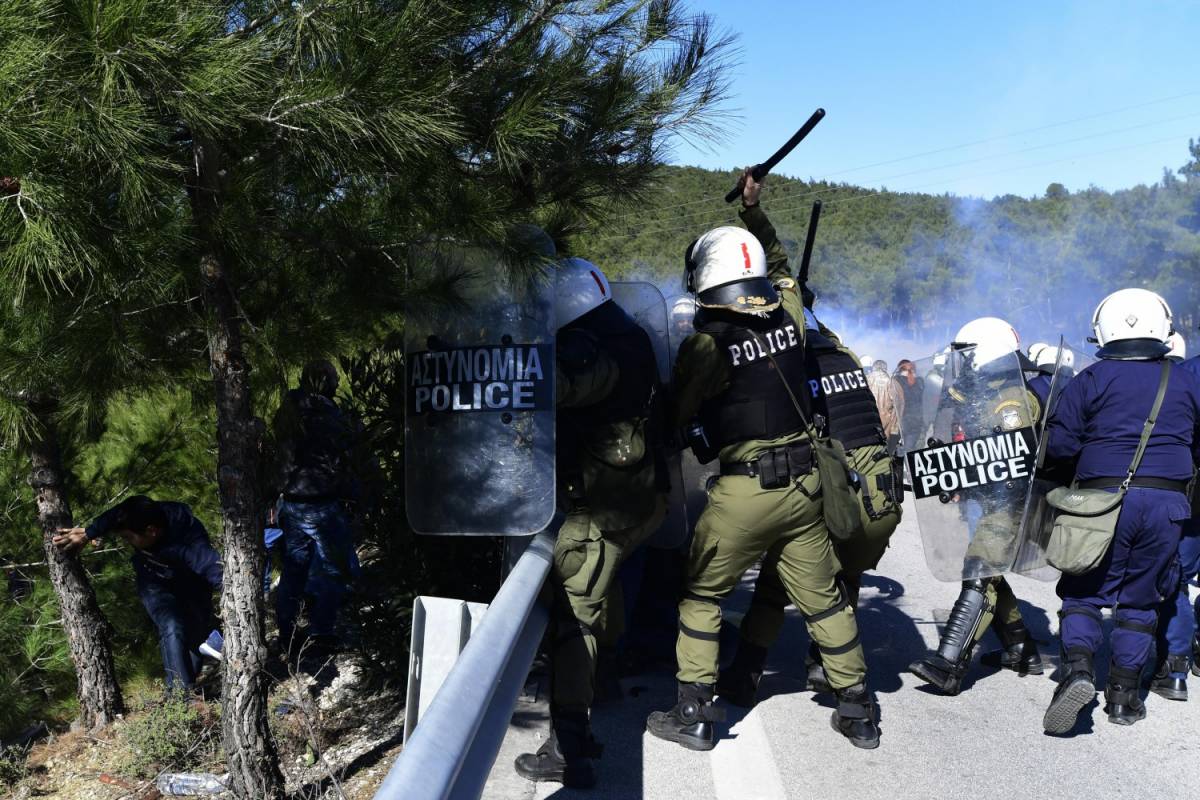 Migranti, il grido di Atene: "Da Erdogan un attacco pianificato all'Europa"