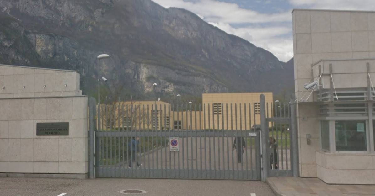 Trento, pugni e bastonate: detenuto magrebino ferisce poliziotto