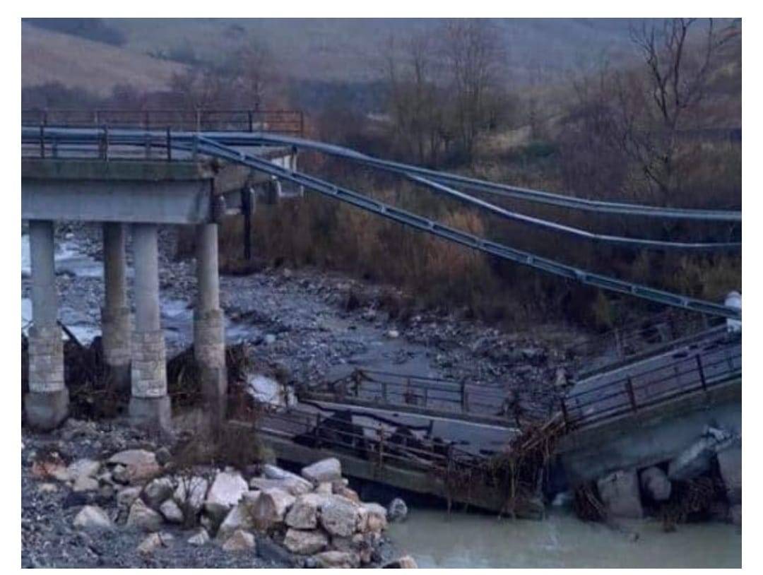 Siena, crollato un ponte pericolante: era chiuso dal 2014