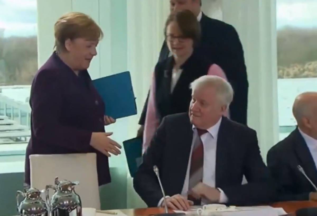 Coronavirus, il ministro tedesco non stringe la mano ad Angela Merkel