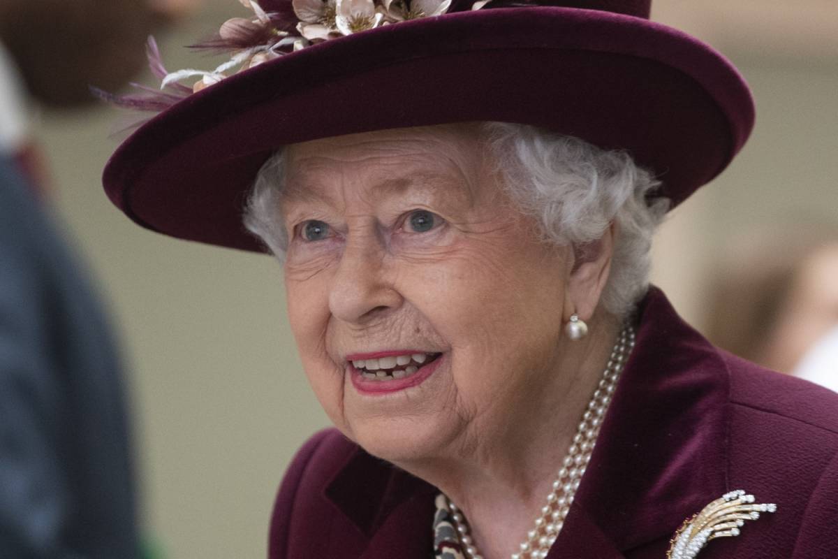 Elisabetta II cambia le sue abitudini per il coronavirus: ora ha i guanti anche a Palazzo