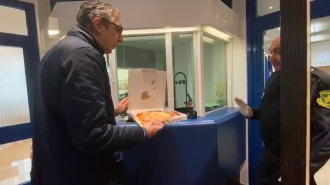 Max Bastoni consegna pizza al console francese: "Vostre scuse irricevibili"