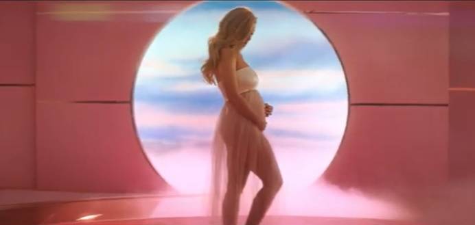 Katy Perry è incinta: la rivelazione a sorpresa nell'ultimo videoclip musicale