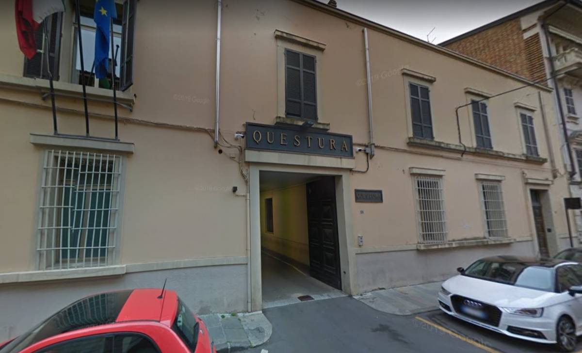 Parma, stranieri aggrediscono minorenni per rapinarli: preso tunisino