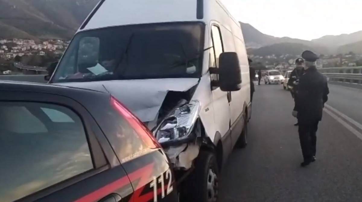 Rompe i freni, travolge 5 auto: i carabinieri fermano la folle corsa del furgone