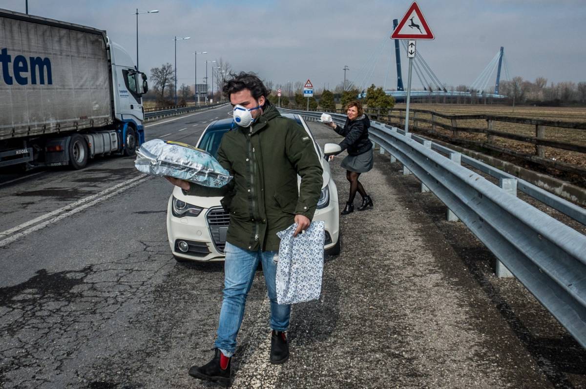 Si scambiano generi di prima necessità ai checkpoint di Codogno