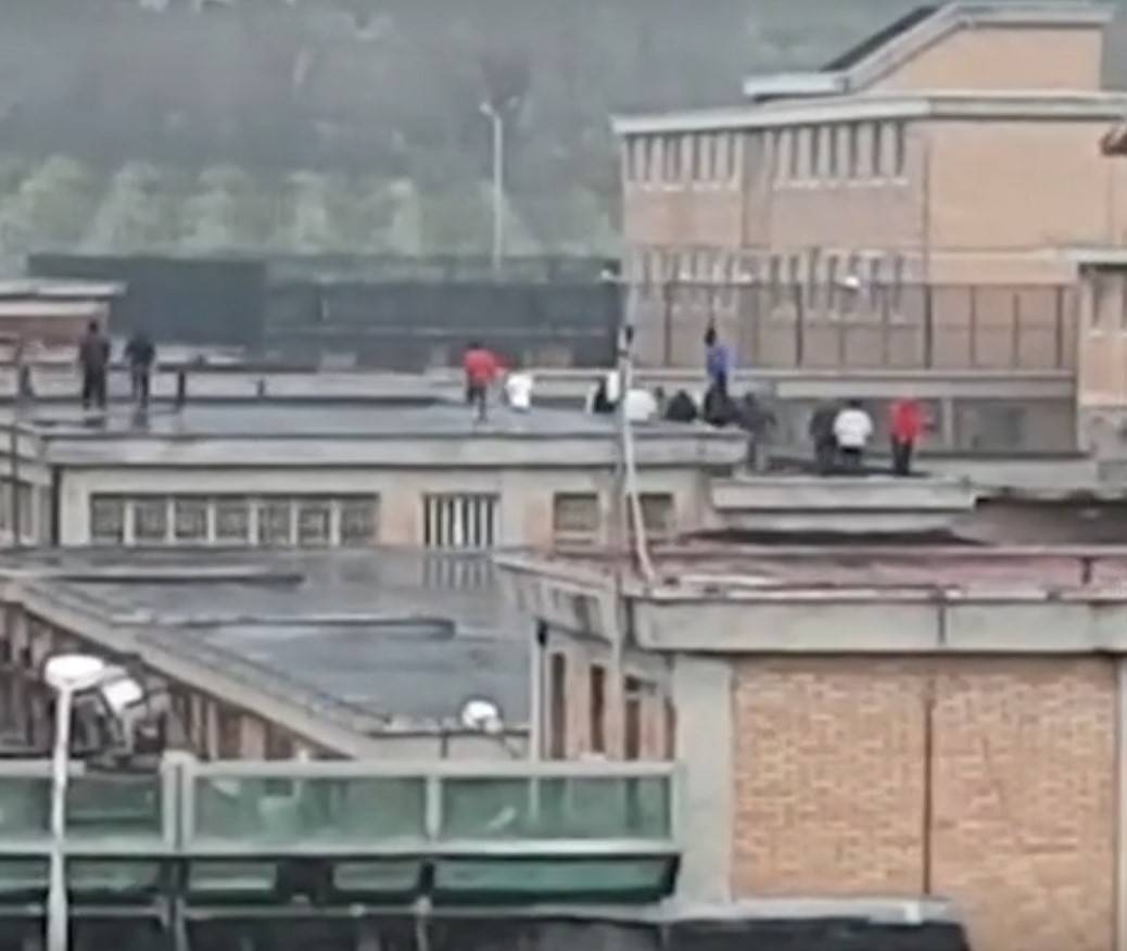Salerno, rivolta in carcere: centinaia di detenuti armati sui tetti