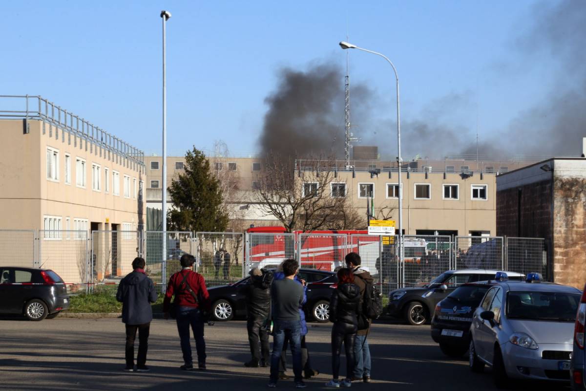 Scoppia la rivolta dei detenuti: due agenti sequestrati a Pavia