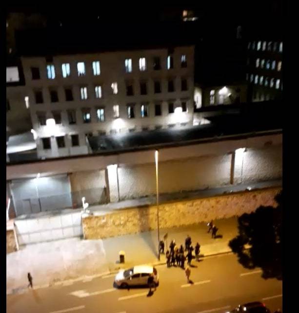 Bari, la protesta dei detenuti: lenzuola incendiate dietro le sbarre