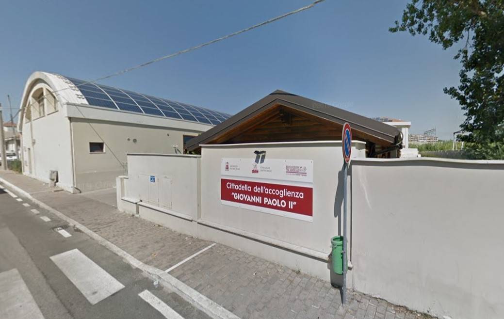 Pescara, maliano pesta personale Caritas e manda 2 agenti in ospedale
