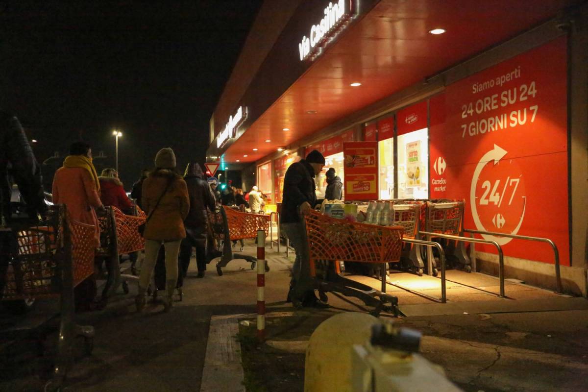 "Si può andare a fare la spesa", ma nella notte parte l'assalto ai supermercati