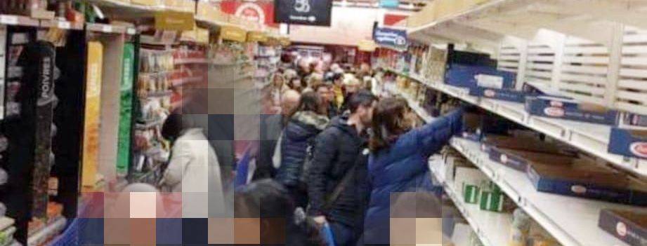 L'assalto dei francesi ai supermercati dopo le parole di Macron