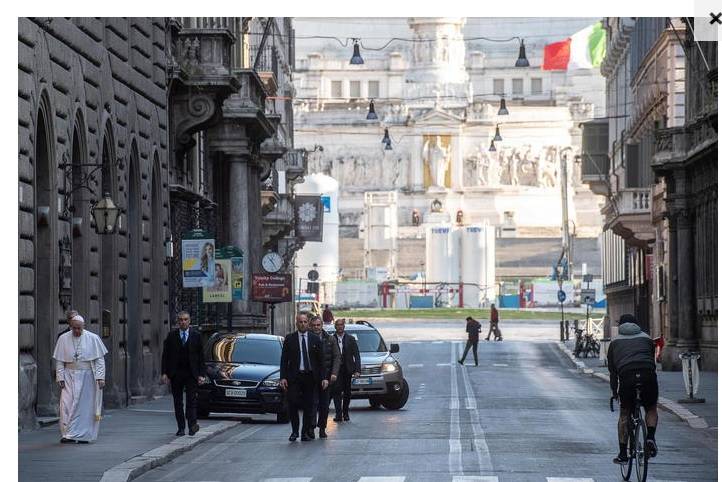Coronavirus, il Papa esce dal Vaticano e prega per la fine della pandemia