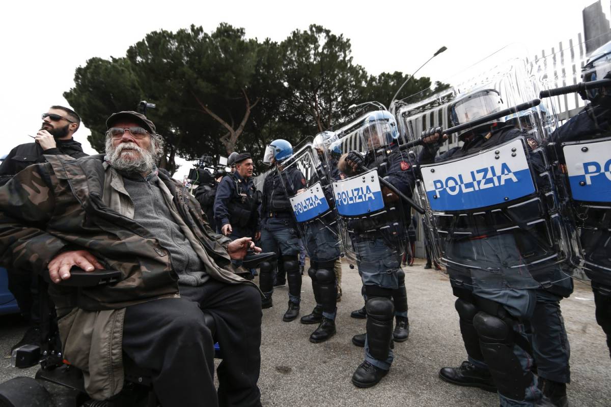 Vietato indossare le mascherine in carcere: "Creano allarmismo". E il governo manda i detenuti a casa