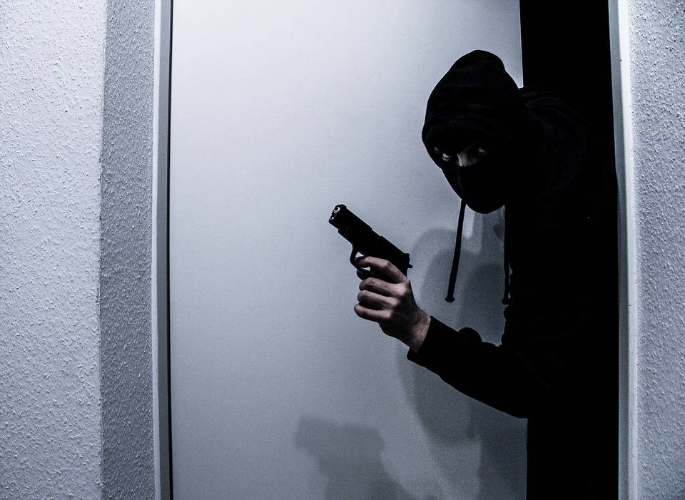 Foggia, ladri in casa minacciano proprietari con la pistola