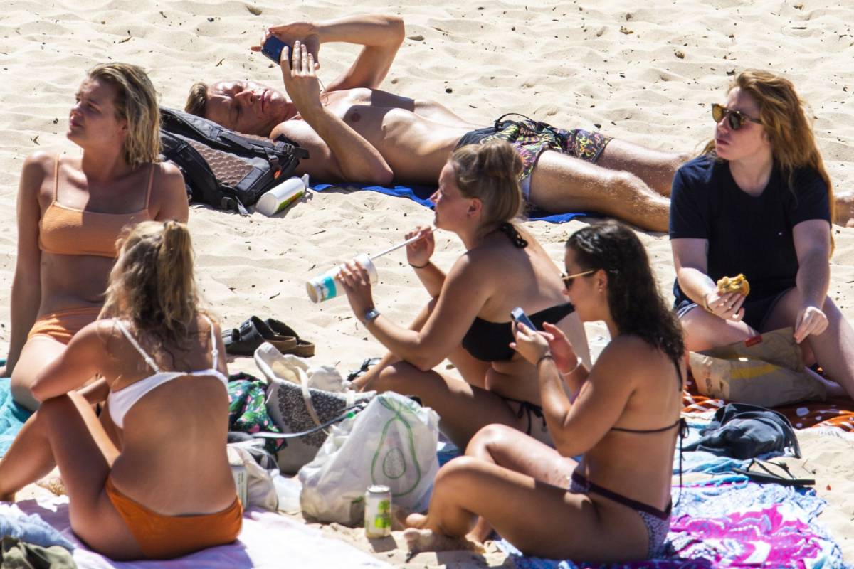 Gli australiani non pensano al coronavirus: in migliaia in spiaggia