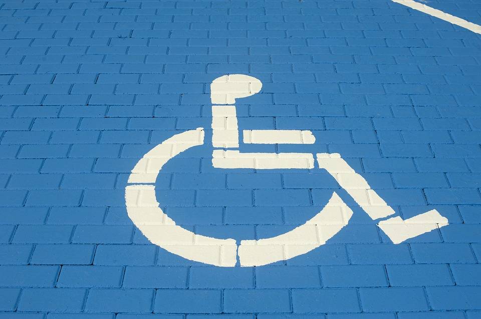 Torino, auto nel posto disabili. E 8 rom fanno la spesa. Poi strappano il verbale