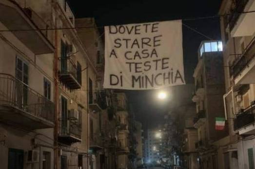 Striscione a Palermo: "State a casa, teste di m..". 