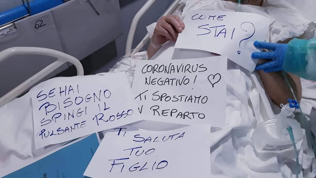 Coronavirus, infermieri comunicano con paziente non udente su fogli A4
