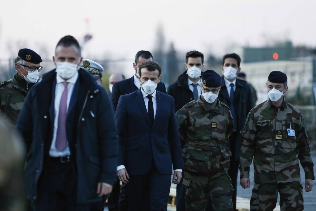 Macron lancia "Operazione Resilienza": soldati in strada