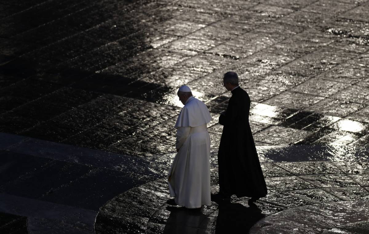 Quella preghiera nella piazza vuota: così il Papa affida l'umanità a Dio