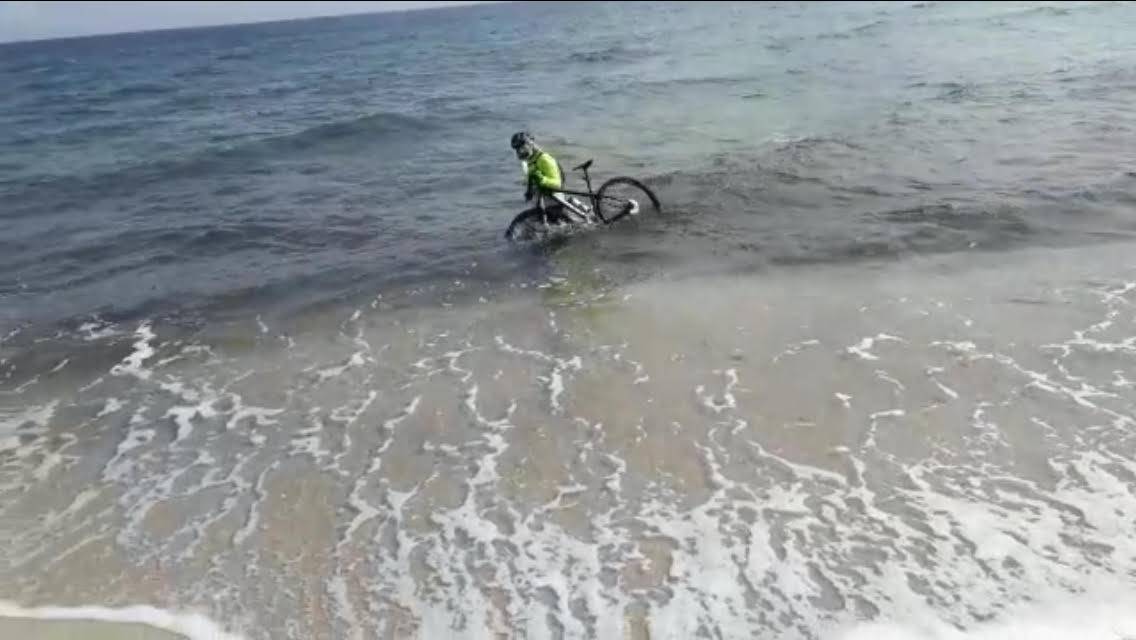 Otranto, ciclista si tuffa in mare per evitare la multa