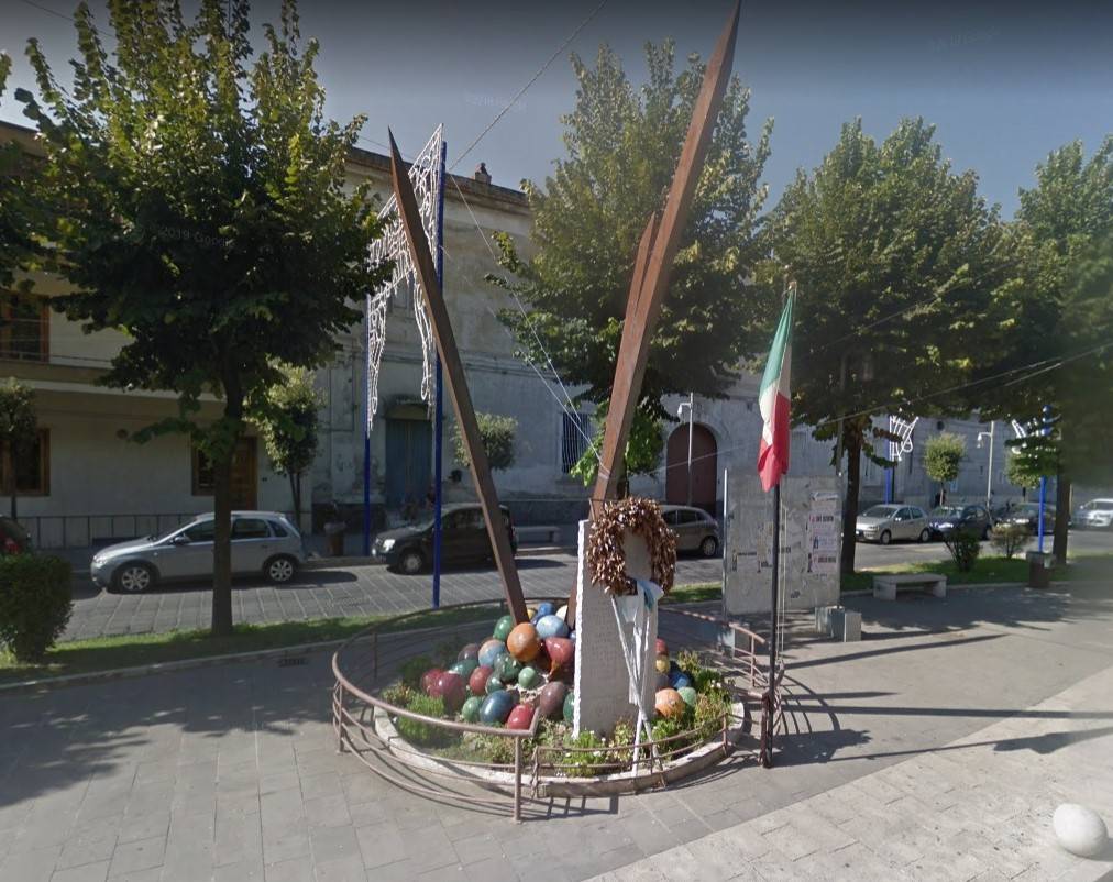 Caserta, calpesta bandiera italiana e morde militari: preso straniero
