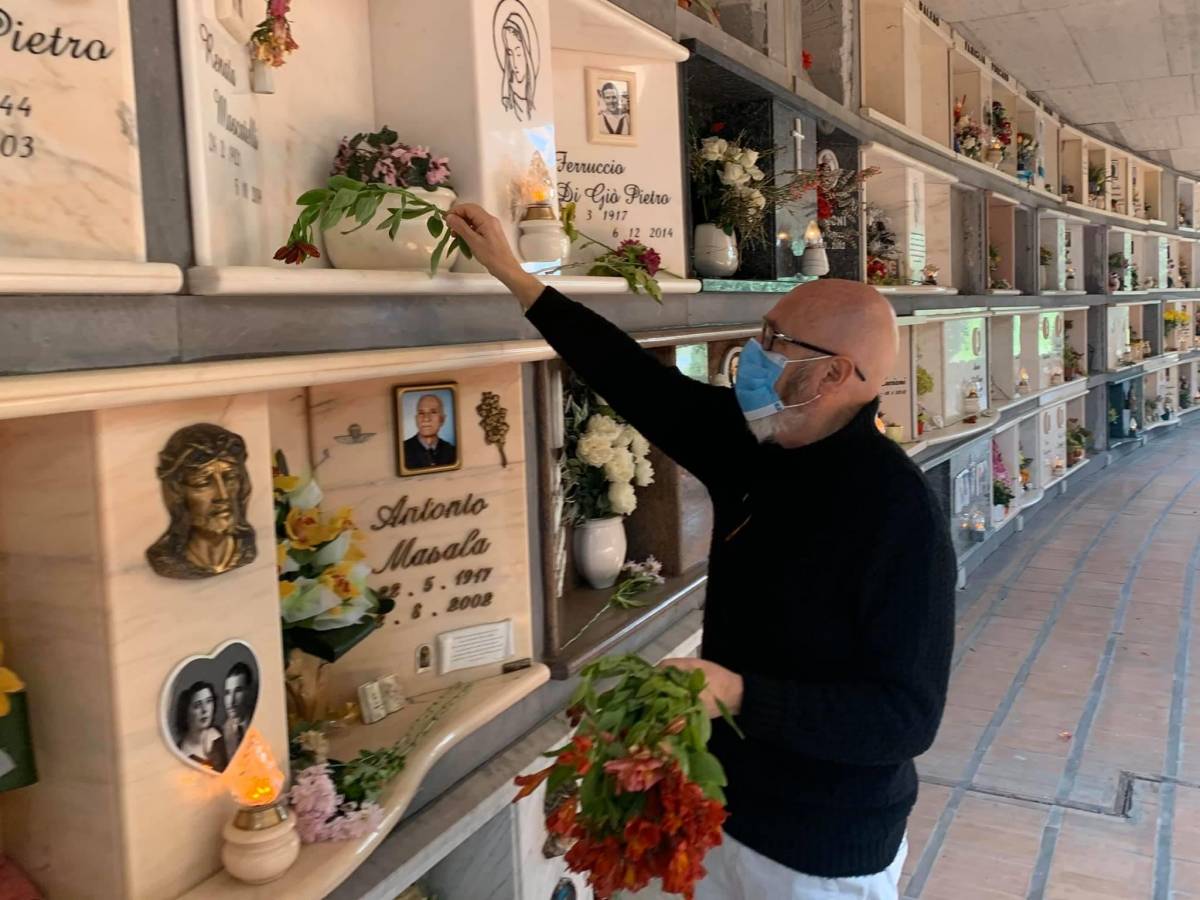 Cimiteri chiusi, a Civitavecchia è il sindaco a deporre fiori sulle tombe