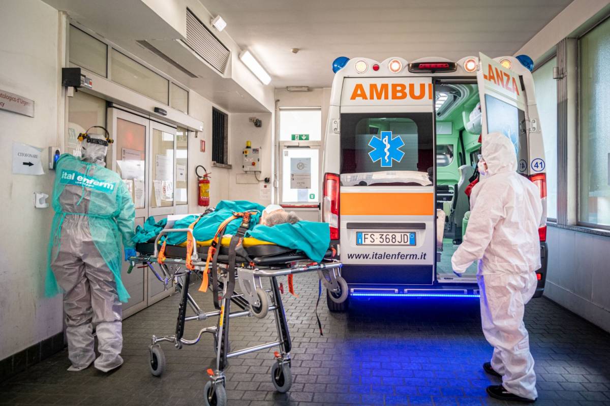 "Malati costretti a stare per ore nelle ambulanza davanti agli ospedali..."
