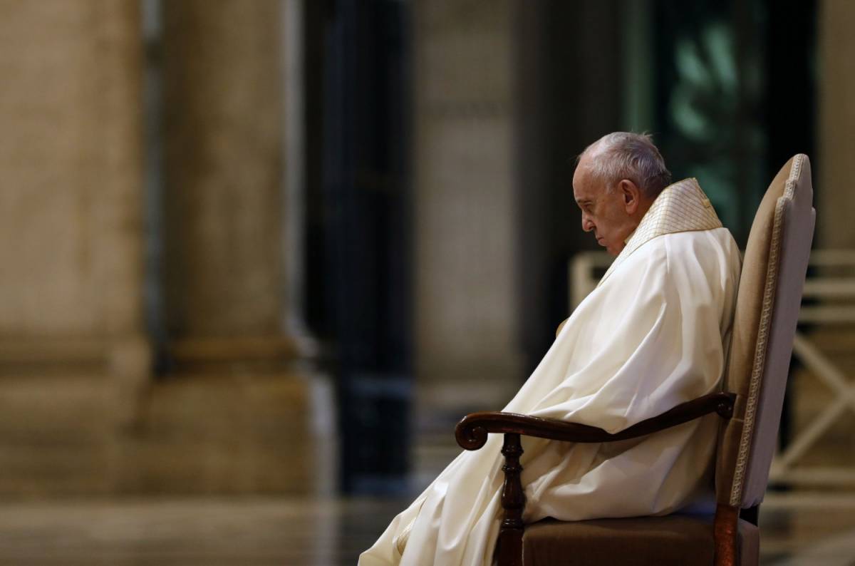Il Papa per il Giovedì Santo: "Sacerdoti, medici e infermieri santi della porta accanto"