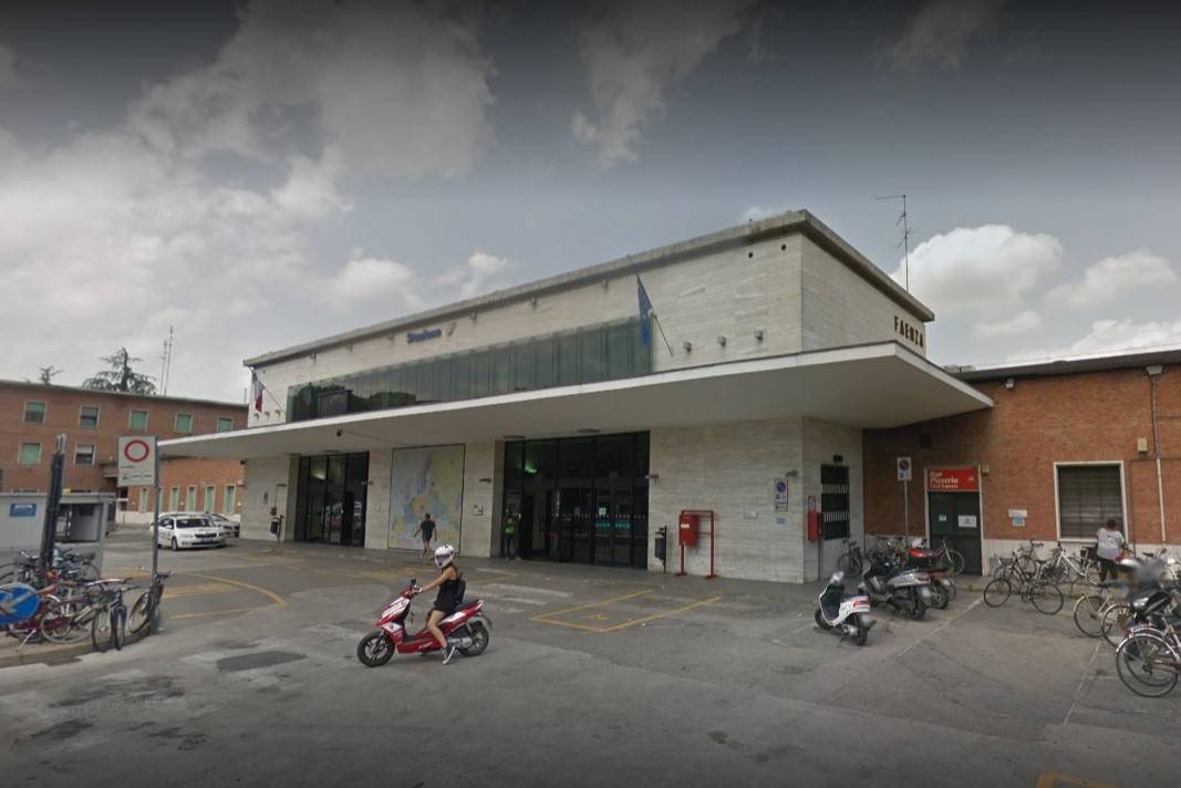 Faenza, senza documenti in stazione: immigrata aggredisce agenti