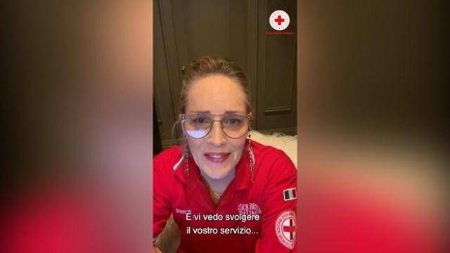 Commozione per Sharon Stone nel ringraziare gli angeli della Croce Rossa italiana 