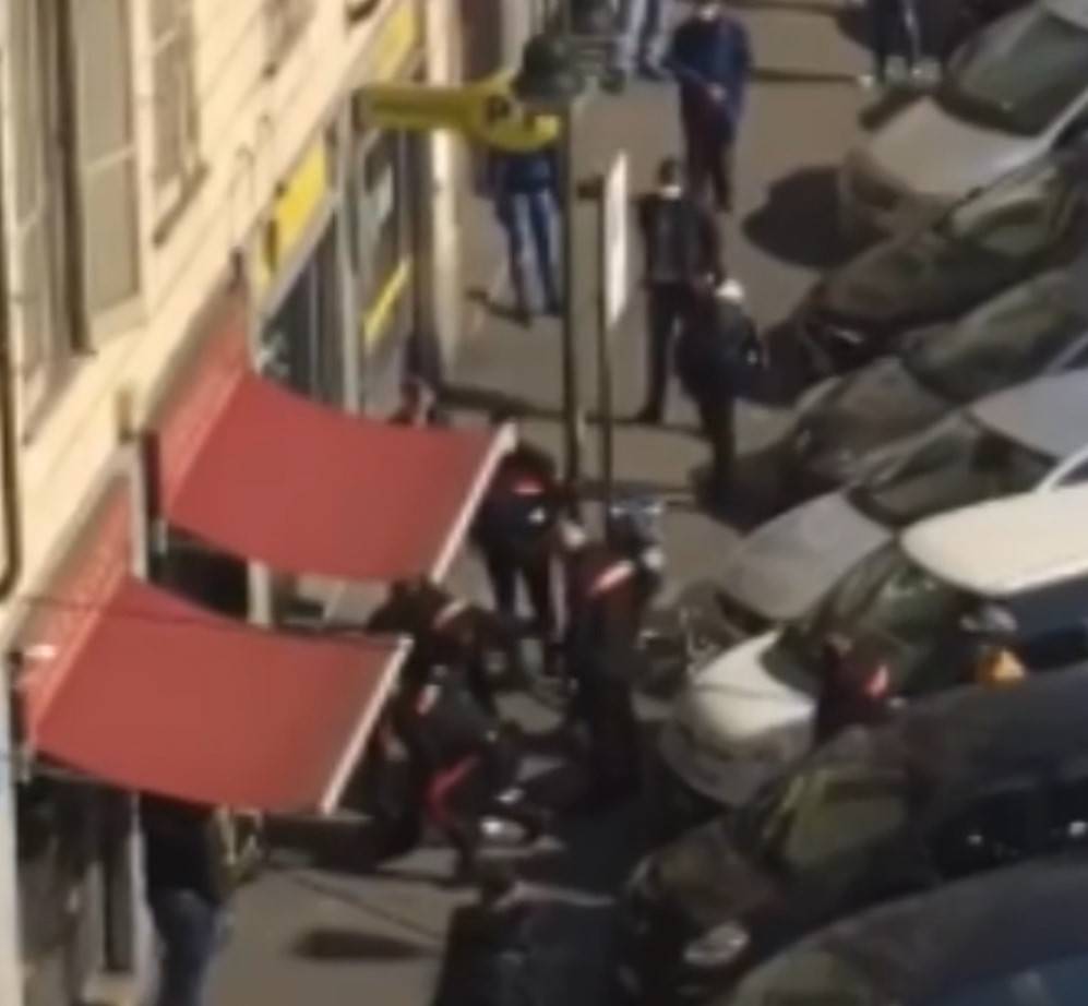 Torino, paura alle poste: senegalese aggredisce utenti e carabinieri