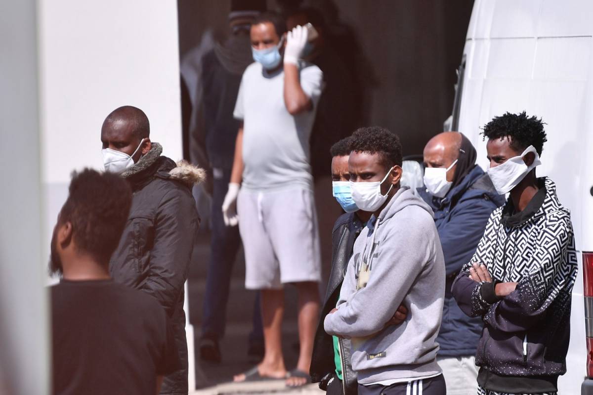 Ora è rischio focolaio nel palazzo "bomba" dei migranti: sedici positivi al coronavirus
