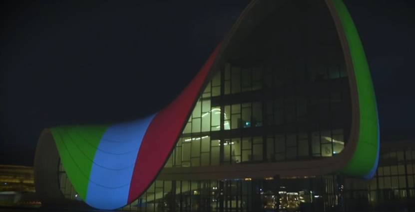 Azerbaigian, l'Heydar Aliyev Center di Baku illuminato con il tricolore